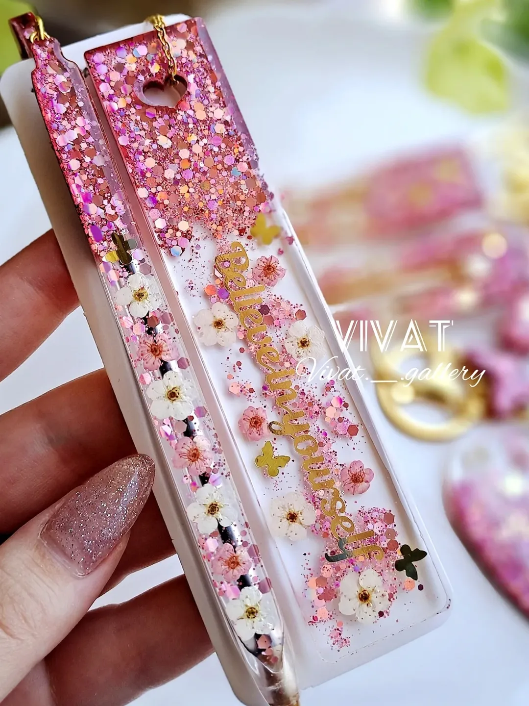 خودکار و بوکمارک رزینی دخترانه با گل و اکلیل گلبه ای